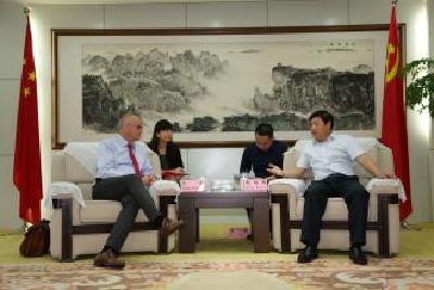 张维国与汉水绿源（十堰）健康科技有限公司董事长卢洪一行座谈