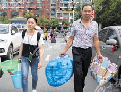 十堰高校开学季“送学团”成风景线 校园周边一房难求