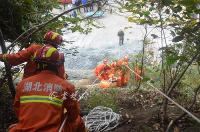 小车坠落百米悬崖 11名消防空运救出被困老人