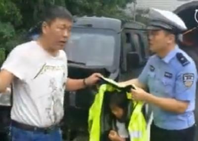 暖心！脱下雨衣为幼儿遮雨，郧西高警雨中指挥车辆