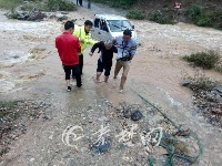 5人被洪水围困 民警跳河施救