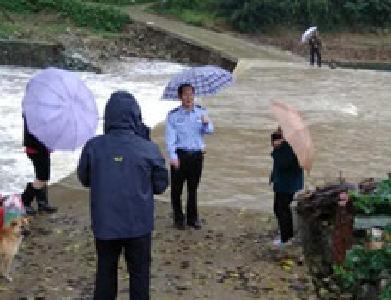 道路被淹没村民欲涉水过河 老民警冒雨站路口劝阻半小时