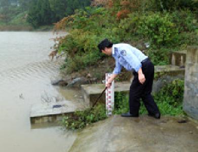 十堰民警冒雨巡查保安全畅通 帮遇险轿车脱困浑身湿透