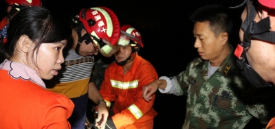 男子雨夜被困孤岛  房县消防飞索救人