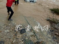 5人被洪水围困 民警跳河施救