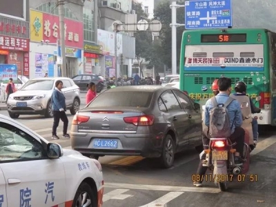 11天1158台车因同一个动作被电子抓拍，快看有你没？