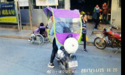 十堰交警开展摩托车非法加装篷伞整治行动