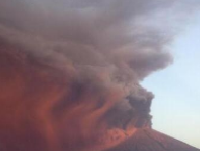 印尼将巴厘岛火山喷发预警升至最高级别 机场临时关闭