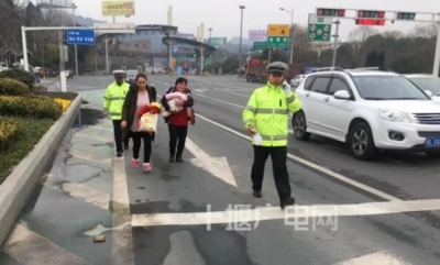 送孩子到城区急救不料遇上大堵车   交警一路绿灯护送婴儿就医