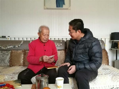 市委老干部工作局组织看望慰问易地安置离休干部