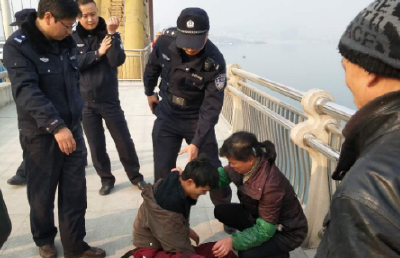 十堰男子和妻子吵架跳桥轻生 警方上演生死救援