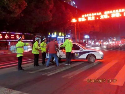 交警夜查酒驾，却把警车紧急开往医院，到底发生了什么？