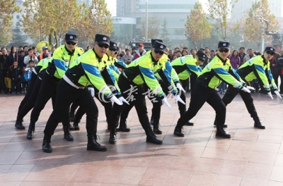 十堰交警广场上演“快闪秀” 迎接“全国交通安全日”