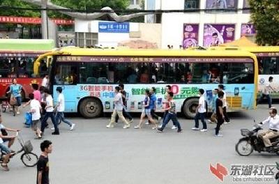 公交公司反映个别路段行车难 交警及时解决安全隐患