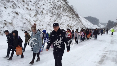 大雪封山 民警徒步二十多公里护送山里学生返家