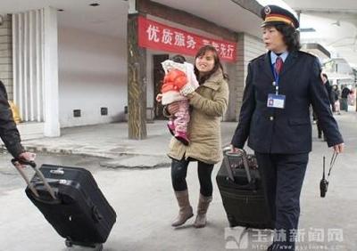火车上帮她拿行李 女孩想找热心人当面说声“谢谢”  