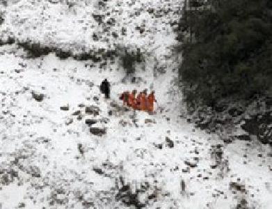 男子雪天登山探险跌落悬崖 消防搜山徒步两小时实施救援