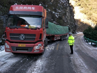 大货车雪地被困司机一脸愁容 民警调铲车救援