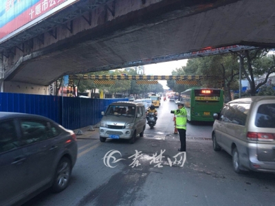 车城路铁路桥下路段今起开始交通管制，为期一个月