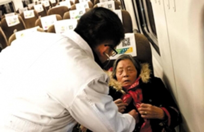 七旬老人列车上突然胸痛无法呼吸  原是起身太猛致胸骨骨折