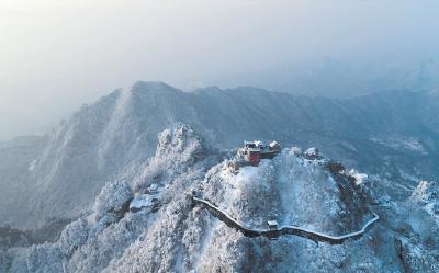 雪落武当 天柱峰惊现“东玄武”