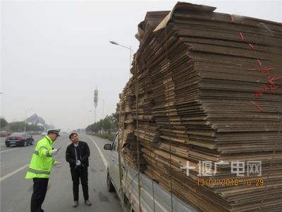 十堰交警整治重点车辆交通违法 两天34辆车被查处