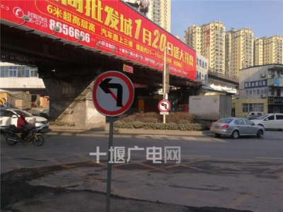 辰泓建材市场门前路段通行方案有调整！驶出车辆禁止左转调头