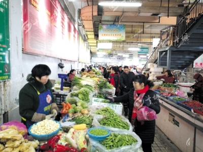 春节临近，十堰市场反季蔬菜卖得好 高端水果成新宠