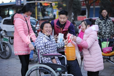 暖心！残疾男子卖唱收获太多感动 自费3000元慰问残疾人