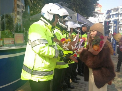 交警“叔叔”的惊喜 临近春节女粉丝送鲜花表感谢求合影