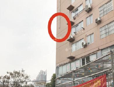 管道坠落砸坏一楼广告牌 律师:应由物业负责维修或赔偿