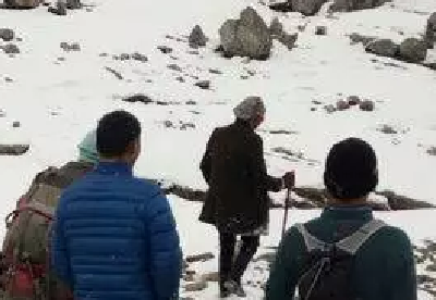 黄山计划推出有偿救援 网友:没钱就活该被挂悬崖?