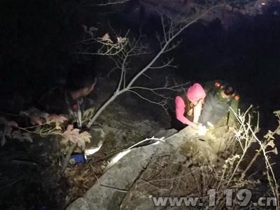 两市民小年夜被困气象山 民警与救援队员合力救出