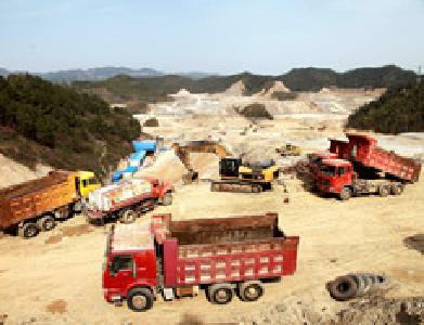 实地探访江苏路延长线施工现场 大型机械设备正加紧施工