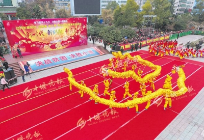 本报全程直播郧阳民俗花灯巡游 20万人享视听盛宴