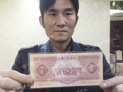 十堰小伙收藏钱币十余万张 一张“大黑拾”卖出12万高价