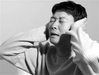 小伙长期耳鸣导致听力下降 专家提醒患耳鸣耳聋及早治疗