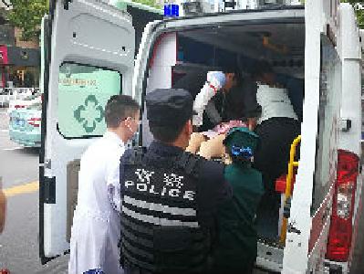 暖心！孕妇中暑晕倒马路 警民合力送医救助