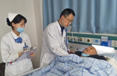 泪奔！军歌唤醒昏迷38天的十堰九旬老兵