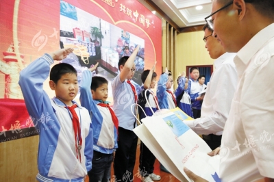 他们从上海寄回一份快递，只为了这些十堰孩子一个甜甜的笑容