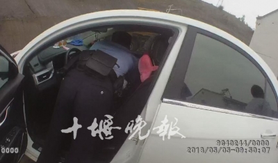 揪心！十堰4个月大婴儿被锁车内号啕大哭，妈妈竟……