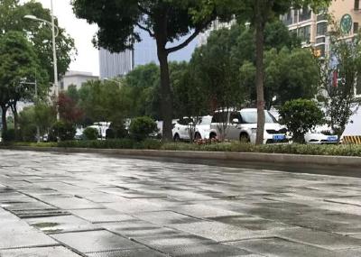 北京路改造地砖松动？看看施工方如何说！