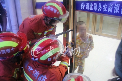看着都疼！银行玻璃门死死“咬”住郧阳8岁男童手臂