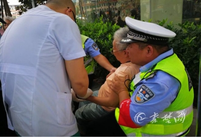 点赞！老人中暑昏倒路旁 十堰交警及时救助脱险