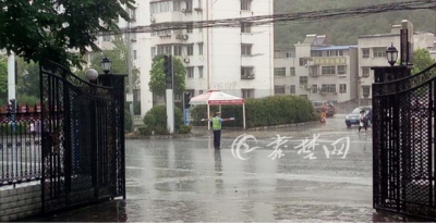 暴雨中的十堰街头，这些人的身影帅炸了！