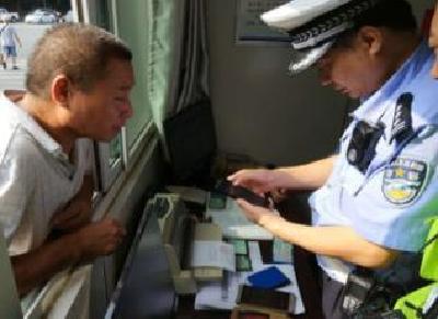 十堰车主注意了！高科技上岗，交警手机扫码开罚单