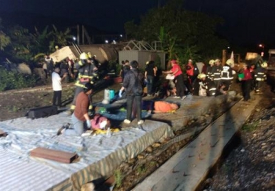 突发！台湾一火车出轨 已造成18人遇难160人受伤