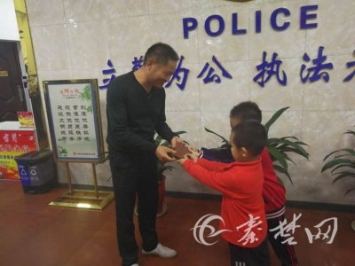 点赞！十堰小学生捡到6000余元现金 主动交给警察