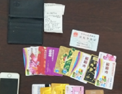 捡到苹果手机+万元储值卡   十堰小乘客这么做