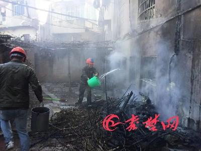 十堰一居民楼突发大火！紧急时刻，8个人冲进火场……